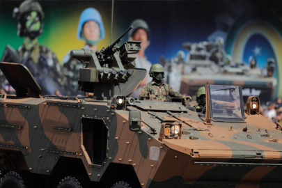 militares desfilam em Dia do Exército