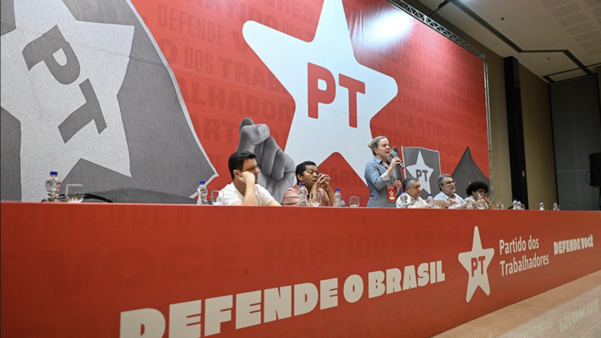 Na imagem, a presidente do PT, Gleisi Hoffmann, durante a reunião do diretório nacional do partido realizada em Brasília