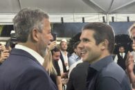 O presidente da Câmara, Arthur Lira (PP-AL), à esquerda, recepciona o seu futuro sucessor, deputado Hugo Motta (Republicanos-PB), em festa de despedida na Residência Oficial da Câmara