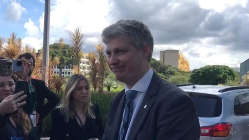 Deputado Marcel van Hattem na saída do julgamento da 1ª Turma do STF (Supremo Tribunal Federal)