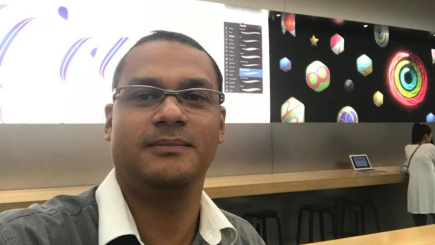 Ele trabalha no ramo da tecnologia; passaporte